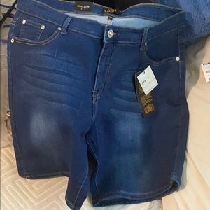 Skin size 20 stretchy jean shorts Bermuda’s